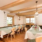 Kronreith Apartment *